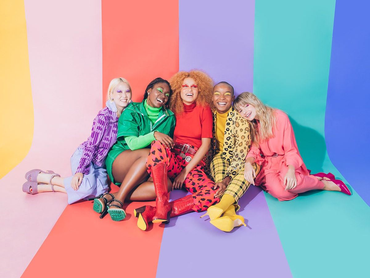 Plusieurs amies réunies autour d'un atelier couleurs